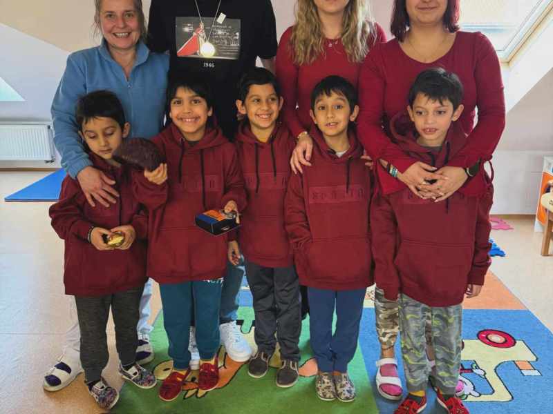 Kluci z Dětské skupiny s fotbalistou Krejčím